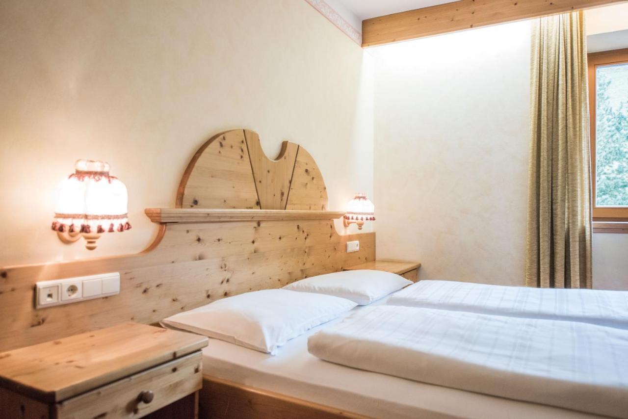 Hotel Edelweiss Braies  Bagian luar foto