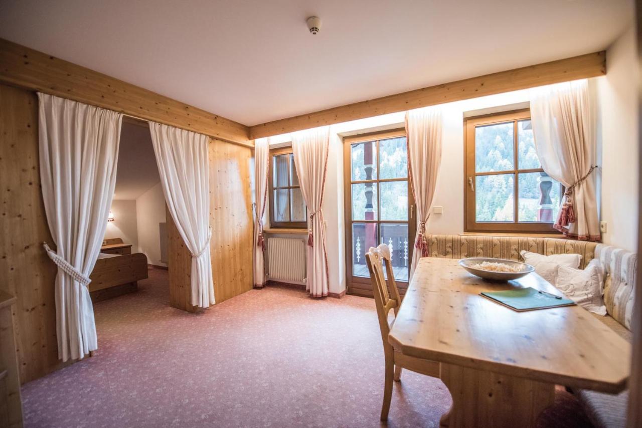 Hotel Edelweiss Braies  Bagian luar foto