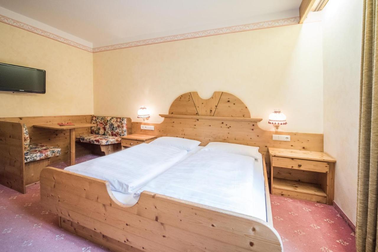 Hotel Edelweiss Braies  Bagian luar foto